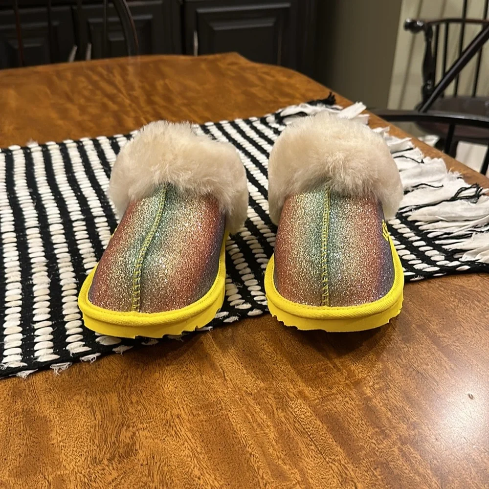 UGG GIRLS SIZE 6 RAINBOW COZY II GLITTER SLIP-ON SLIPPERS (TAYLOR SWIFT VIDES)